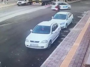 Polis Aracına Çarpan Motorlu Kurye Ağır Yaralandı