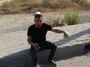 Kaldırıma Çıkıp Direğe Çarpan Otomobilin Sürücüsü Yaralandı
