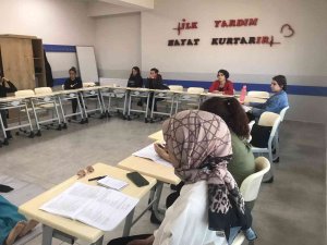 Öğretmenler İlk Yardım Eğitimi Alıyor