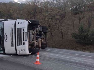 Bursa’da Kamyon Devrildi: 2 Yaralı