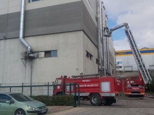 Fabrikanın Bacasında Çıkan Yangın Korkuttu