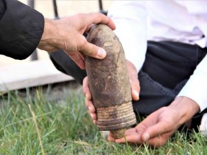 Yolda Yürürken Ayaklarına Takılan Cismi Ne Olduğunu Araştırıyorlar