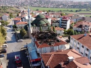 Sakarya’da 3 Katlı Binanın Çatı Katı Yandı, Ekiplerin Müdahalesi Havadan Görüntülendi