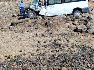 Diyarbakır’da Minibüs Yol Kenarına Yuvarlandı: 2 Yaralı