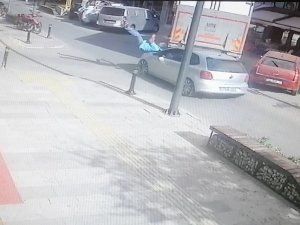 Dalgınlığının Bedelini Ağır Ödedi, Çarpan Otomobille Hastanelik Oldu