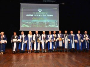 Uşak Üniversitesi’nde Akademik Yükselme Gösteren Öğretim Üyeleri Cübbelerini Törenle Giydi