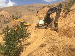 Bingöl’de Köy Yolları Genişletiliyor