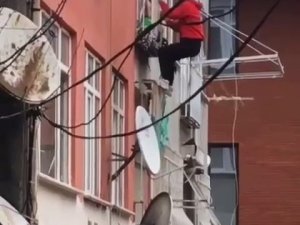 Fatih’te Binaya ’Örümcek Adam’ Gibi Tırmanan Şüpheli Kamerada
