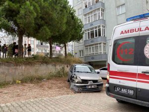 Frenleri Boşalan Otomobil İstinat Duvarından Düştü