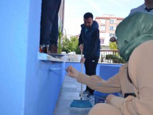 Fedakar Öğretmenler Ellerine Fırçaları Alarak Okulu Boyadı