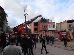 Samsun’da Çatı Alevlere Teslim Oldu