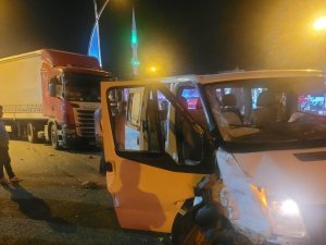 Tır İle Minibüs Çarpıştı: 4 Yaralı