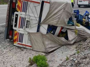 Seydikemer’de Üzüm Yüklü Kamyonet Devrildi: 1 Yaralı