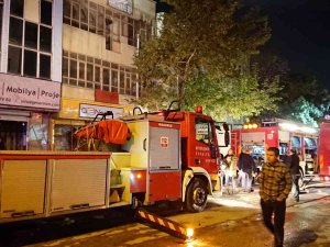 Ankara’da Döşeme Atölyesinde Çıkan Yangında 4 İtfaiye Eri Ve 1 İşçi Yaralandı