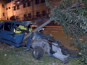 Küçükçekmece’de Kontrolden Çıkan Otomobil Ağaca Saplandı: 3 Yaralı