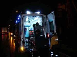 Kayganlaşan Yolda Direksiyon Hakimiyetini Kaybeden Motosikletli Bariyerlere Çarptı: 2 Yaralı