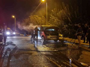 Araçlarının Yandığını Görünce Sinir Krizi Geçirdiler
