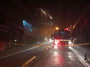 Fatih’te 4 Katlı Metruk Bina Alev Alev Yandı