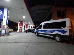 Kar Maskeli Kişiler Akaryakıt İstasyonuna Silahlı Saldırı Düzenledi: 2 Yaralı