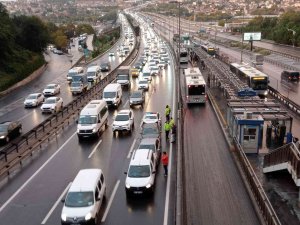 İ̇stanbul’da Sağanak Yağış Yoğun Trafiğe Sebep Olurken Yağışla Beraber Ortaya Çıkan Gökkuşağı Kartpostallık Manzara Oluşturdu