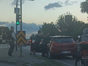 Anayolu Boks Maçına Çevirdiler.. Şoförlerin Yol Verme Kavgası Kamerada