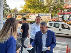 Ak Parti “Türkiye İ̇çin Güven Ve İ̇stikrar” Broşürlerini Dağıttı