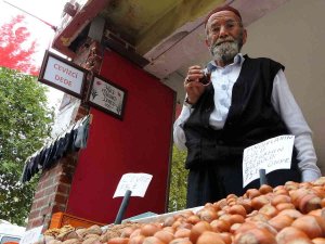 88’lik Pazarcı, Gençlere Taş Çıkartıyor