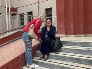 Alkollü Ve Ehliyetsiz Sürücünün Öldürdüğü Eşi İçin Adliye Önünde Adalet İstedi
