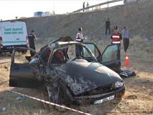 Elazığ’da Otomobil Şarampole Yuvarlandı: 1 Ölü, 2’si Ağır 3 Yaralı