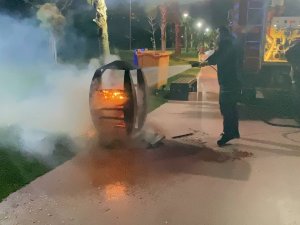 Sahildeki Çöp Konteynerini Ateşe Verdiler
