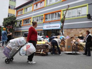 Okulda Atık Seferberliği: Veliler Birbiriyle Yarışıyor
