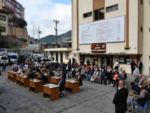 Artvin Belediyesi Meclis Toplantısını Sokakta Yaptı
