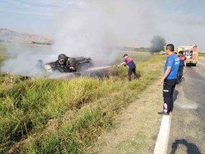 Takla Atan Otomobil Alev Topuna Döndü