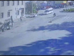 Park Halindeyken Hareket Eden İş Makinası Duvara Çarparak Durabildi