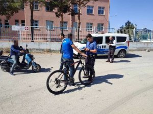 Erzincan’da Polis Ekipleri Tarafından Okul Çevrelerinde Denetimler Sürüyor