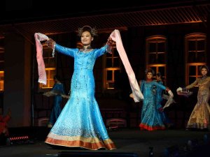 Türk Kadınının Zarafeti Podyumda