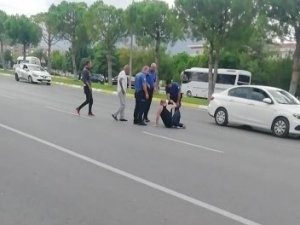 Akan Trafikte Yola Yatan Avukat, Kendisine Yardım Etmek İsteyen Kadına Dehşeti Yaşattı