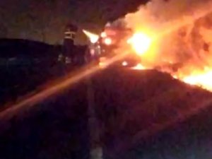 Alevlere Teslim Olan Otomobil, Geceyi Aydınlattı