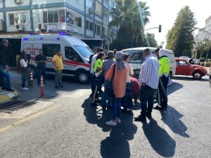 Ticari Araç İle Çarpışan Motosikletin Sürücüsü Yaralandı
