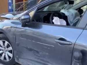 Ümraniye’de, Virajı Alamayan Otomobil Dükkana Daldı