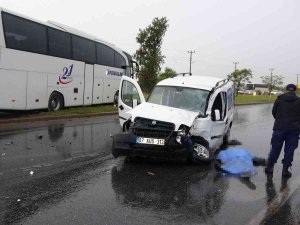 Kırmızı Işık İhlali Yapan Yolcu Otobüsü Hafif Ticari Araca Çarptı: 1 Ölü, 1 Yaralı