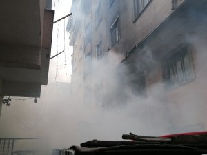 Odunlukta Çıkan Yangın Apartmanın 1. Katına Sıçradı