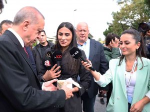 Cumhurbaşkanı Erdoğan, Basın Mensuplarına Kandil Simidi İkram Etti
