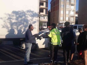 Afyonkarahisar’da 2 Otomobil, 1 Kamyonun Karıştığı Kazada Karayolu Kapandı