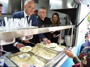 Mobil İkram Aracı Manisalıların Hizmetinde