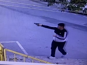 Komşusuna Gitmek İçin Evinden Çıkan Kadın Kurşunların Hedefi Oldu
