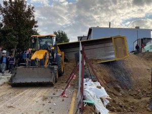 Üsküdar’da Toprak Dökümü Yapan Hafriyat Kamyonu Devrildi