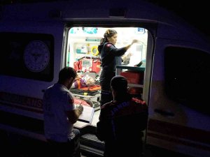 Traktöre Çarparak Yoldan Çıktı: 3’ü Ağır 6 Yaralı