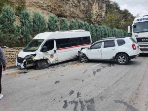 Servis Aracı İle Cip Çarpıştı: 4 Yaralı