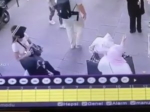 Fatih’te 2 Kadın, Tekerlekli Sandalyedeki Kadının Çantasını Çaldı